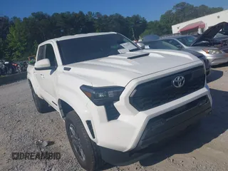 2024 Toyota Tacoma TRD Sport Hybrid z VIN 3TYLC5LN5RT005203, wystawiony jako IAAI lot #42342677 z przebiegiem 10 312 mil mil oraz . Historia ofert i sprzedaży dostępna na DreamBid. Obrazek 1.