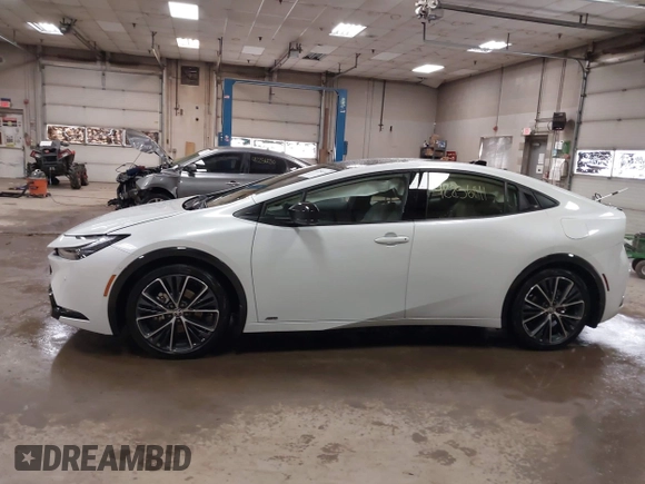 2024 Toyota Prius LE z VIN JTDADABU6R3024846, wystawiony jako IAAI lot #42256141 z przebiegiem 2 840 mil mil oraz . Historia ofert i sprzedaży dostępna na DreamBid. Obrazek 14.