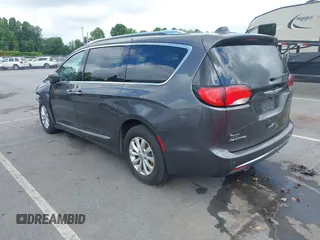 2018 Chrysler Pacifica Touring L z VIN 2C4RC1BG6JR309560, wystawiony jako IAAI lot #39340052 z przebiegiem 62 517 mil mil oraz . Historia ofert i sprzedaży dostępna na DreamBid. Obrazek 3.