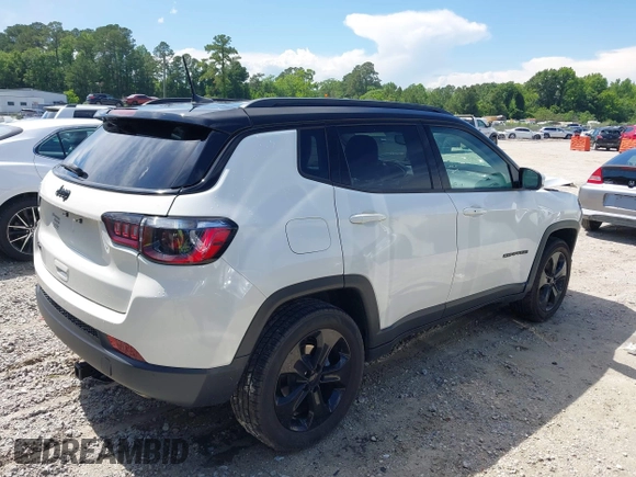 2021 Jeep Compass Latitude z VIN 3C4NJDBB8MT555358, wystawiony jako IAAI lot #42262036 z przebiegiem 67 917 mil mil oraz . Historia ofert i sprzedaży dostępna na DreamBid. Obrazek 4.