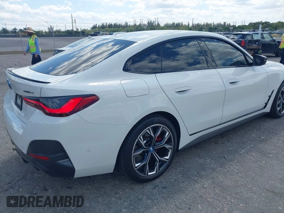 2024 BMW i4 eDrive35 z VIN WBY43AW02RFS79370, wystawiony jako IAAI lot #41887964 z przebiegiem 11 910 mil mil oraz . Historia ofert i sprzedaży dostępna na DreamBid. Obrazek 4.