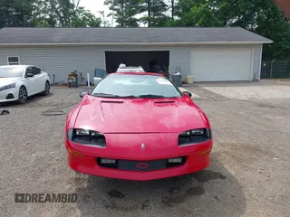 1993 Chevrolet Camaro z VIN 2G1FP22S4P2103696, wystawiony jako IAAI lot #42498084 z przebiegiem 64 393 mil mil oraz . Historia ofert i sprzedaży dostępna na DreamBid. Obrazek 13.