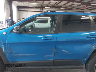 2019 Jeep Cherokee Trailhawk with VIN 1C4PJMBX0KD168097, listed as a IAAI auction lot 41787878 with 39,163 mi miles and . Bid and sale history available at DreamBid. Image 14.