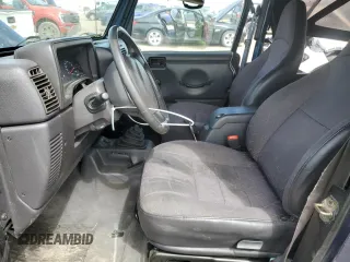 2002 Jeep Wrangler Sport z VIN 1J4FA49SX2P772609, wystawiony jako Copart lot #55893425 z przebiegiem 157 653 mil mil oraz Szkoda całkowita • Salvage title. Historia ofert i sprzedaży dostępna na DreamBid. Obrazek 7.