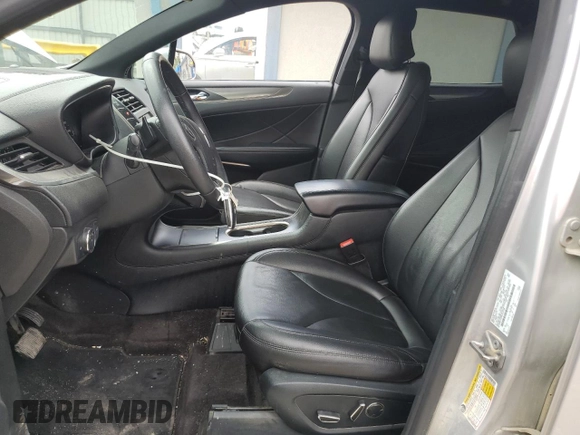 2018 Lincoln MKC Premiere z VIN 5LMCJ1C9XJUL07396, wystawiony jako Copart lot #54317485 z przebiegiem 185 589 mil mil oraz Szkoda całkowita • Salvage title. Historia ofert i sprzedaży dostępna na DreamBid. Obrazek 7.