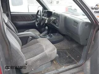 1997 GMC Sonoma with VIN 1GTCT19W9V8510454, listed as a IAAI auction lot 41604622 with 204,855 mi miles. Bid and sale history available at carsss.com. Image 5.