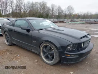 2005 Ford Mustang GT Deluxe z VIN 1ZVFT82H655145215, wystawiony jako IAAI lot #41910966 z przebiegiem 197 006 mil mil oraz . Historia ofert i sprzedaży dostępna na DreamBid. Obrazek 1.