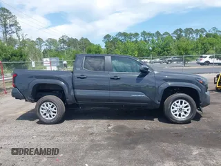 2024 Toyota Tacoma SR5 z VIN 3TYKB5FN0RT013249, wystawiony jako IAAI lot #42182507 z przebiegiem 8 373 mil mil oraz . Historia ofert i sprzedaży dostępna na DreamBid. Obrazek 13.