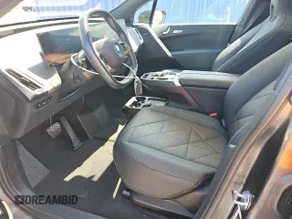 2025 BMW iX xDrive50 z VIN WB523CF07SCS14148, wystawiony jako Copart lot #56604525 z przebiegiem 15 821 mil mil oraz Tytuł czysty. Historia ofert i sprzedaży dostępna na DreamBid. Obrazek 7.