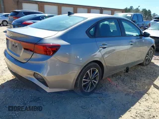2023 Kia Forte LXS z VIN 3KPF24AD5PE616176, wystawiony jako IAAI lot #41737752 z przebiegiem 21 526 mil mil oraz . Historia ofert i sprzedaży dostępna na DreamBid. Obrazek 4.