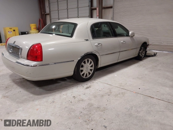 2007 Lincoln Town Car Signature Limited z VIN 1LNHM82W97Y638603, wystawiony jako IAAI lot #41620885 z przebiegiem Nie podano mil oraz . Historia ofert i sprzedaży dostępna na DreamBid. Obrazek 4.