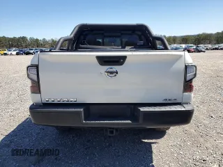 2017 Nissan Titan SV z VIN 1N6AA1EJ0HN569810, wystawiony jako Copart lot #48726215 z przebiegiem 126 458 mil mil oraz Szkoda całkowita • Salvage title. Historia ofert i sprzedaży dostępna na DreamBid. Obrazek 6.