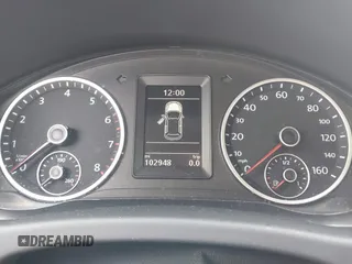 2013 Volkswagen Tiguan S z VIN WVGAV3AX6DW610678, wystawiony jako IAAI lot #41544865 z przebiegiem 102 948 mil mil oraz . Historia ofert i sprzedaży dostępna na DreamBid. Obrazek 7.