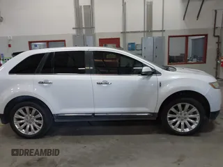 2013 Lincoln MKX z VIN 2LMDJ8JKXDBL29516, wystawiony jako IAAI lot #42108308 z przebiegiem 102 900 mil mil oraz . Historia ofert i sprzedaży dostępna na DreamBid. Obrazek 13.