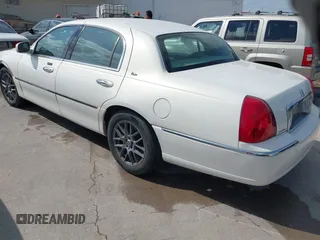 2003 Lincoln Town Car Cartier z VIN 1LNHM83WX3Y635492, wystawiony jako IAAI lot #42043813 z przebiegiem 98 120 mil mil oraz . Historia ofert i sprzedaży dostępna na DreamBid. Obrazek 3.