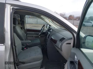 2010 Chrysler Town & Country Touring with VIN 2A4RR5D13AR346526, listed as a IAAI auction lot 41847699 with 271,266 mi miles. Bid and sale history available at carsss.com. Image 5.