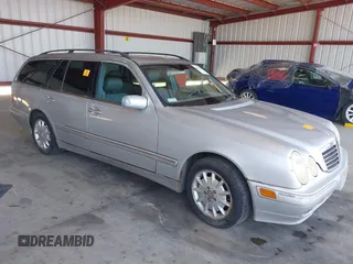 2001 Mercedes-Benz E 320 z VIN WDBJH65JX1B279172, wystawiony jako IAAI lot #42397998 z przebiegiem 211 685 mil mil oraz . Historia ofert i sprzedaży dostępna na DreamBid. Obrazek 1.