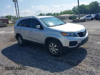 2013 Kia Sorento LX z VIN 5XYKTDA23DG309839, wystawiony jako IAAI lot #42430643 z przebiegiem 188 318 mil mil oraz . Historia ofert i sprzedaży dostępna na DreamBid. Obrazek 1.