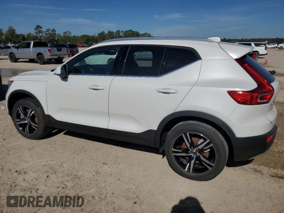 2025 Volvo XC40 Core Bright Theme z VIN YV4L12UJ3S2450867, wystawiony jako Copart lot #82123154 z przebiegiem Nie podano mil oraz Nie do naprawy • Non repairable. Historia ofert i sprzedaży dostępna na DreamBid. Obrazek 2.