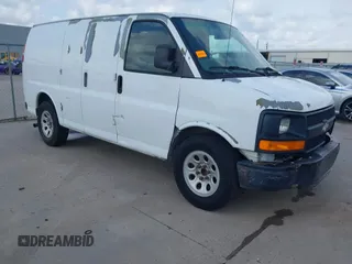 2009 Chevrolet Express Cargo z VIN 1GCFG15X991123160, wystawiony jako IAAI lot #42358352 z przebiegiem 168 619 mil mil oraz . Historia ofert i sprzedaży dostępna na DreamBid. Obrazek 1.
