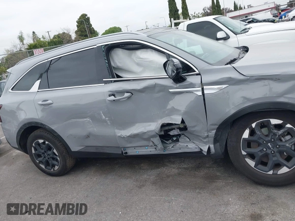 2025 Kia Sorento S z VIN 5XYRL4JC1SG334274, wystawiony jako IAAI lot #41820190 z przebiegiem 8 336 mil mil oraz . Historia ofert i sprzedaży dostępna na DreamBid. Obrazek 13.