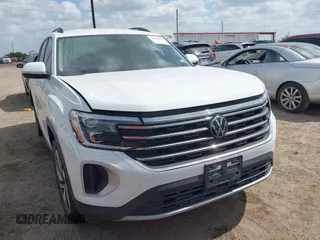 2024 Volkswagen Atlas SE z VIN 1V2WR2CA5RC530054, wystawiony jako IAAI lot #42034203 z przebiegiem 17 035 mil mil oraz . Historia ofert i sprzedaży dostępna na DreamBid. Obrazek 1.