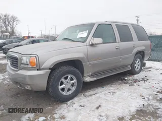 2000 Cadillac Escalade z VIN 1GYEK63R1YR197386, wystawiony jako IAAI lot #41386599 z przebiegiem 77 657 mil mil oraz . Historia ofert i sprzedaży dostępna na DreamBid. Obrazek 2.