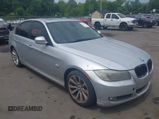 2011 BMW 3 Series 328i xDrive z VIN WBAPK5G5XBNN29191, wystawiony jako IAAI lot #42367812 z przebiegiem 155 821 mil mil oraz . Historia ofert i sprzedaży dostępna na DreamBid. Obrazek 1.