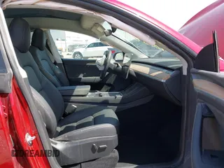 2024 Tesla Model Y Long Range z VIN 7SAYGDEEXRA236065, wystawiony jako IAAI lot #41834658 z przebiegiem 20 313 mil mil oraz . Historia ofert i sprzedaży dostępna na DreamBid. Obrazek 5.