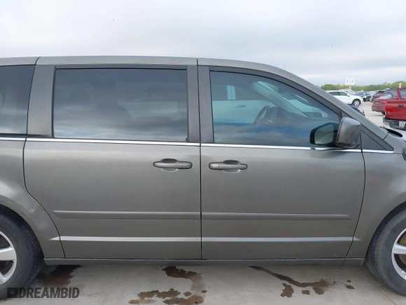 2010 Volkswagen Routan SE with VIN 2V4RW3D1XAR407847, listed as a IAAI auction lot 42020588 with 233,095 mi miles. Bid and sale history available at carsss.com. Image 13.