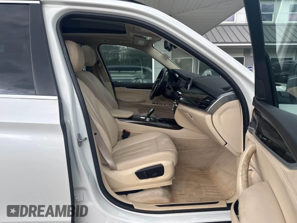 2015 BMW X5 xDrive35d z VIN 5UXKS4C59F0N09643, wystawiony jako IAAI lot #42223181 z przebiegiem 122 129 mil mil oraz . Historia ofert i sprzedaży dostępna na DreamBid. Obrazek 5.