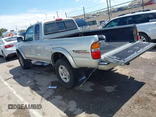 2001 Toyota Tacoma z VIN 5TEWN72N11Z845227, wystawiony jako IAAI lot #42397877 z przebiegiem 323 243 mil mil oraz . Historia ofert i sprzedaży dostępna na DreamBid. Obrazek 3.