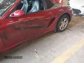 2006 Porsche Boxster z VIN WP0CA29806S710303, wystawiony jako IAAI lot #42276368 z przebiegiem 73 796 mil mil oraz . Historia ofert i sprzedaży dostępna na DreamBid. Obrazek 6.