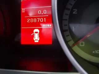 2007 Mitsubishi Outlander ES z VIN JA4MS31X37U015596, wystawiony jako IAAI lot #41439500 z przebiegiem 288 701 mil mil oraz . Historia ofert i sprzedaży dostępna na DreamBid. Obrazek 7.