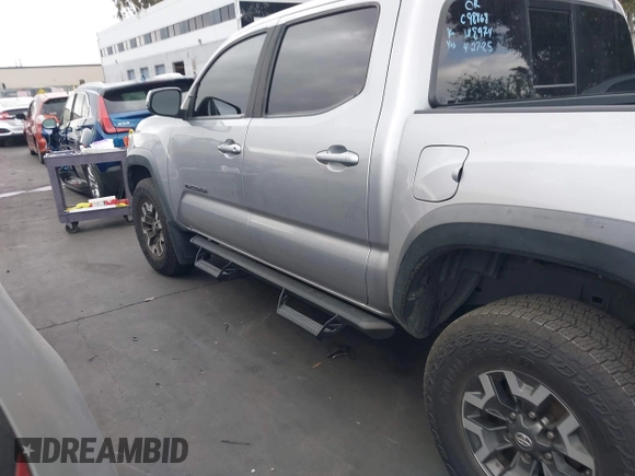 2020 Toyota Tacoma SR5 z VIN 3TMCZ5AN6LM288974, wystawiony jako IAAI lot #42185181 z przebiegiem 94 759 mil mil oraz . Historia ofert i sprzedaży dostępna na DreamBid. Obrazek 14.