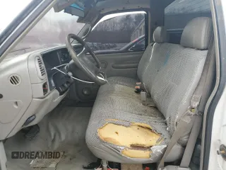 2000 GMC Sierra 1500 with VIN 1GTGC34R9YR154858, listed as a Copart auction lot 49158675 with 183,227 mi miles and Salvage Title. Bid and sale history available at DreamBid. Image 7.