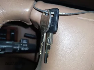 1995 Cadillac DeVille z VIN 1G6KD52B0SU247994, wystawiony jako IAAI lot #42310309 z przebiegiem 137 455 mil mil oraz . Historia ofert i sprzedaży dostępna na DreamBid. Obrazek 11.