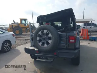 2018 Jeep Wrangler Unlimited Sahara z VIN 1C4HJXEG5JW194523, wystawiony jako IAAI lot #42056557 z przebiegiem 71 141 mil mil oraz . Historia ofert i sprzedaży dostępna na DreamBid. Obrazek 16.