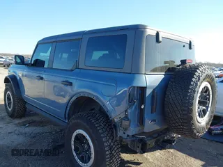 2024 Ford Bronco Badlands z VIN 1FMEE9BP2RLA26774, wystawiony jako IAAI lot #41756285 z przebiegiem 5875 mil mil oraz . Historia ofert i sprzedaży dostępna na DreamBid. Obrazek 3.