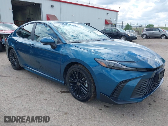 2025 Toyota Camry LE z VIN 4T1DAACK4SU518573, wystawiony jako IAAI lot #42368770 z przebiegiem 30 727 mil mil oraz . Historia ofert i sprzedaży dostępna na DreamBid. Obrazek 1.
