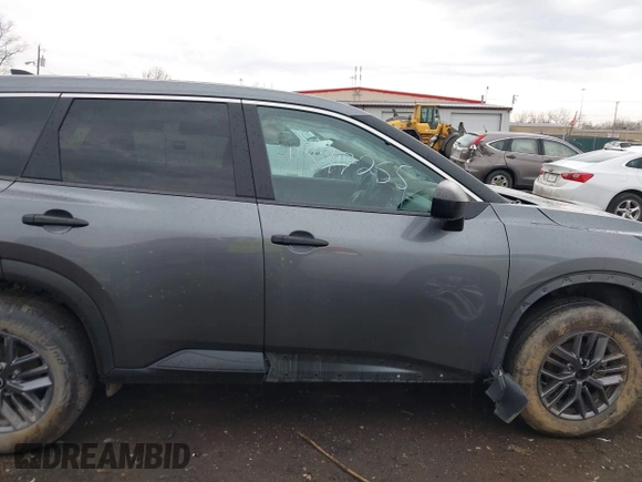 2023 Nissan Rogue S z VIN 5N1BT3AB5PC802677, wystawiony jako IAAI lot #41897255 z przebiegiem 62 794 mil mil oraz . Historia ofert i sprzedaży dostępna na DreamBid. Obrazek 13.