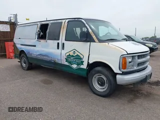2002 Chevrolet Express z VIN 1GAHG39R121207679, wystawiony jako IAAI lot #42401760 z przebiegiem 98 659 mil mil oraz . Historia ofert i sprzedaży dostępna na DreamBid. Obrazek 1.