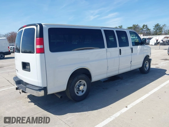 2015 Chevrolet Express Passenger LT z VIN 1GAZG1FGXF1186123, wystawiony jako IAAI lot #42023980 z przebiegiem 74 532 mil mil oraz . Historia ofert i sprzedaży dostępna na DreamBid. Obrazek 4.