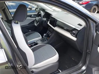 2025 Volkswagen Taos z VIN 3VV5C7B23SM012634, wystawiony jako IAAI lot #42342616 z przebiegiem 4381 mil mil oraz . Historia ofert i sprzedaży dostępna na DreamBid. Obrazek 5.