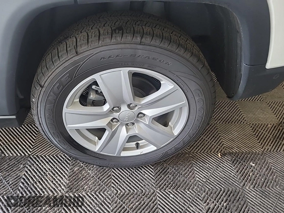 2022 Jeep Compass Latitude z VIN 3C4NJDBB2NT205936, wystawiony jako IAAI lot #42885857 z przebiegiem 39 157 mil mil oraz . Historia ofert i sprzedaży dostępna na DreamBid. Obrazek 32.