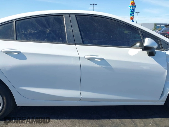 2017 Chevrolet Cruze LS z VIN 1G1BC5SMXH7181536, wystawiony jako IAAI lot #42317266 z przebiegiem 124 380 mil mil oraz . Historia ofert i sprzedaży dostępna na DreamBid. Obrazek 13.