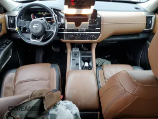 2023 Nissan Pathfinder Platinum z VIN 5N1DR3DG7PC200653, wystawiony jako Copart lot #53497265 z przebiegiem 17 007 mil mil oraz Szkody całkowita. Historia ofert i sprzedaży dostępna na DreamBid. Obrazek 8.