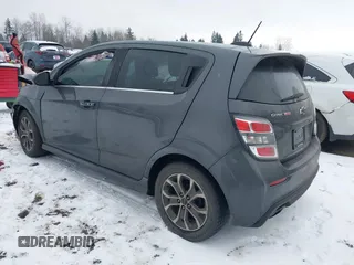 2018 Chevrolet Sonic LT z VIN 1G1JD6SB4J4106822, wystawiony jako IAAI lot #41591103 z przebiegiem 74 497 mil mil oraz . Historia ofert i sprzedaży dostępna na DreamBid. Obrazek 3.