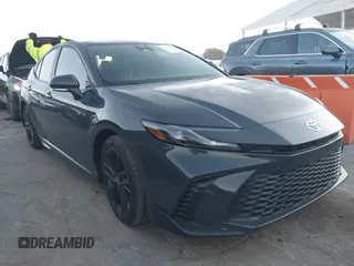 2025 Toyota Camry LE z VIN 4T1DBADKXSU514040, wystawiony jako IAAI lot #41753483 z przebiegiem 6 794 mil mil oraz . Historia ofert i sprzedaży dostępna na DreamBid. Obrazek 1.