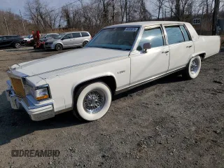 1983 Cadillac Fleetwood z VIN 1G6AB6985D9118799, wystawiony jako Copart lot #49203875 z przebiegiem 5 795 mil mil oraz Nie do naprawy • Non repairable. Historia ofert i sprzedaży dostępna na DreamBid. Obrazek 1.